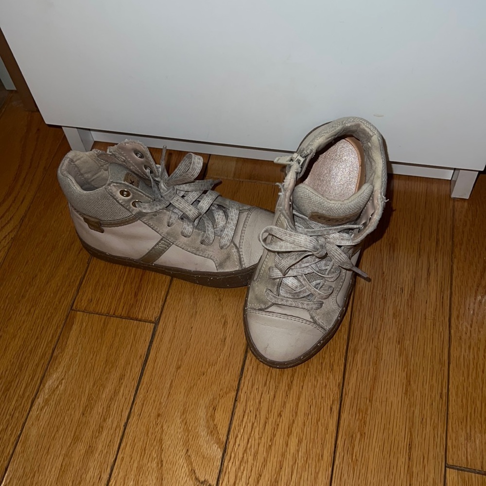 Girl’s Geox sneaker size 12 used